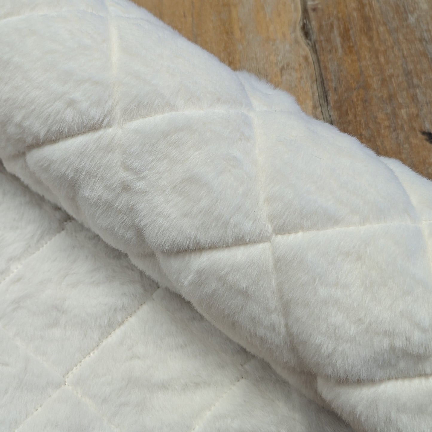 Detailansicht Tischläufer Bella 28x200 cm Kunstfell naturweiß 