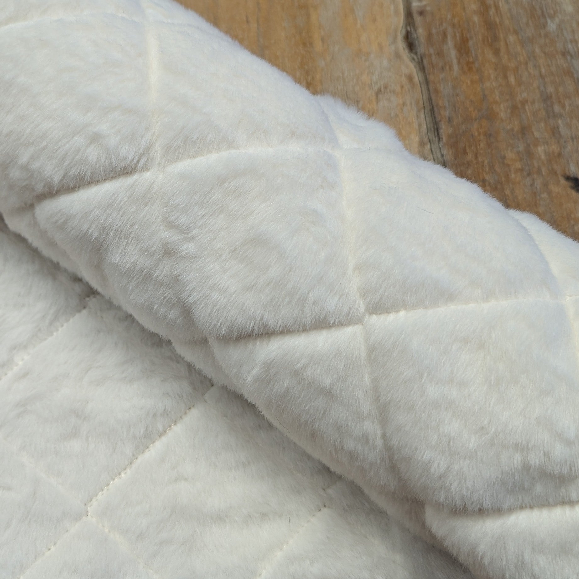 Detailansicht Tischläufer Bella 28x200 cm Kunstfell naturweiß 