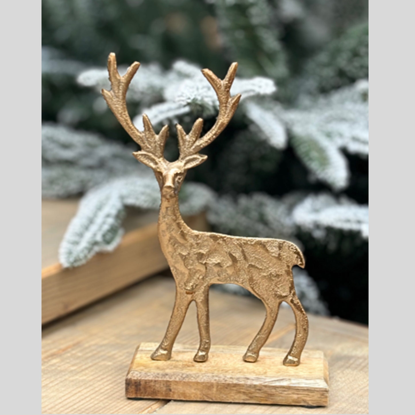 Hirsch auf Holz Fuß gold